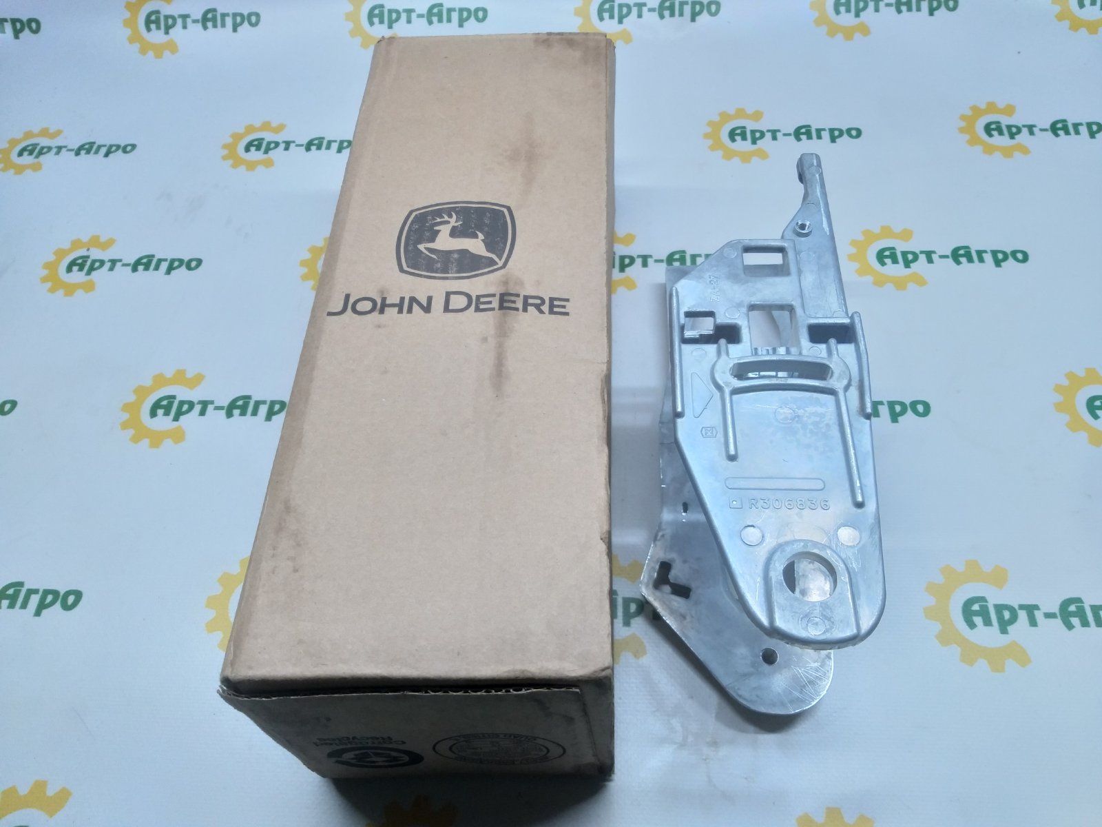 R306836 Turning John Deere