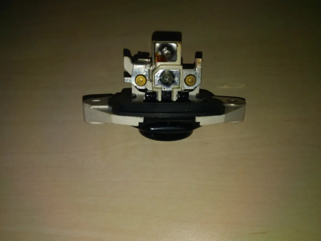 111899A1 Regulator generatora CNH