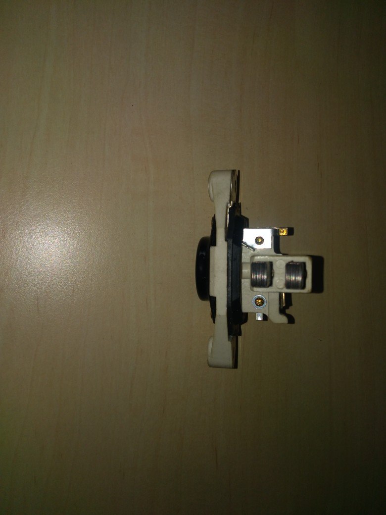111899A1 Regulator generatora CNH