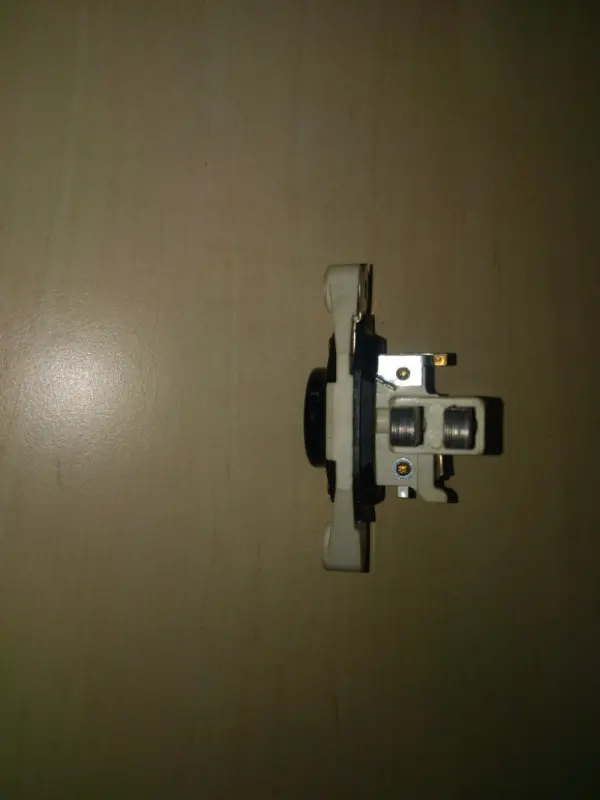 111899A1 Regulator generatora CNH