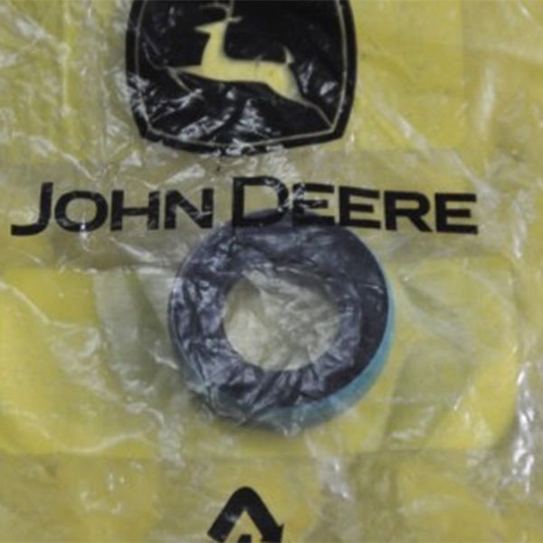 AN113330 Tuleja reduktora biegu wstecznego John Deere z komorą pochyloną
