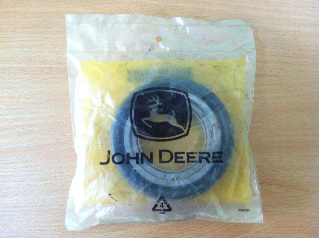RE208256 Oil Seal John Deere