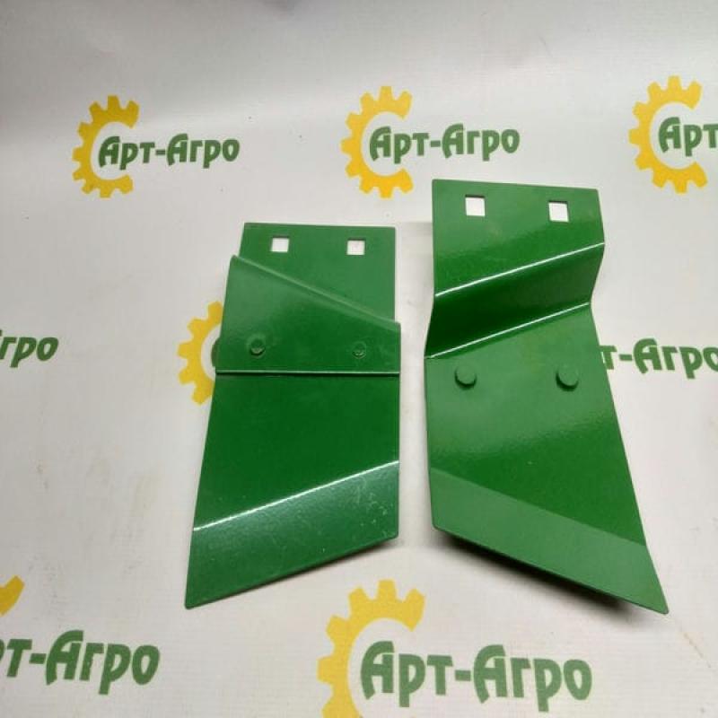 G26443 Right cleaning center for John Deere disc opener (Greenly)