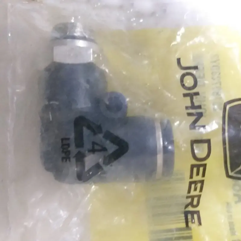 A88076 Фитинг угловой John Deere