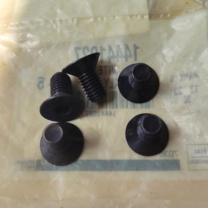 14441927 Bolt, M8x16mm, Cl 8.8, MRX870 CNH