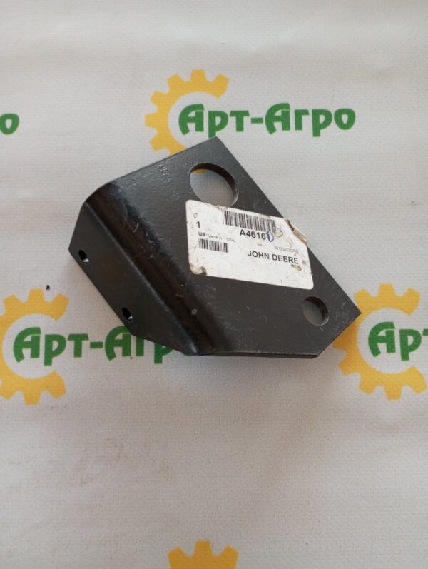 A46160 Кронштейн крепления чистика (правый) JOHN DEERE